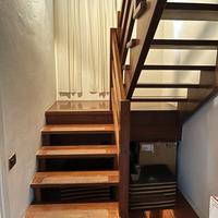 Scala artigianale interna in legno noce massello