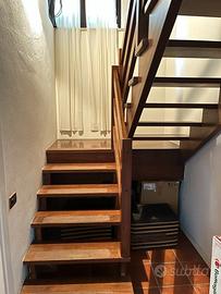 Scala artigianale interna in legno noce massello