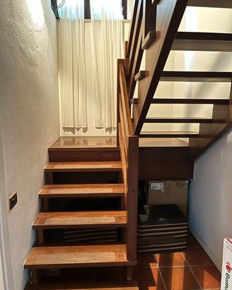 Scala artigianale interna in legno noce massello