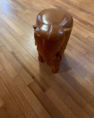 elefante di legno