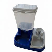 Distributore automatico cibo e acqua per animali