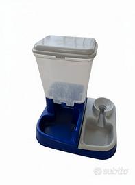 Distributore automatico cibo e acqua per animali