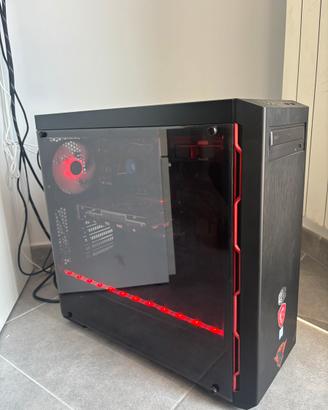Pc da gaming con tastiera e monitor