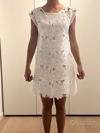 Vestito bianco ricamato con sottoveste