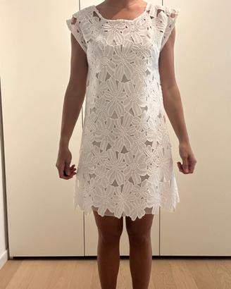 Vestito bianco ricamato con sottoveste