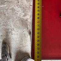 Tavolo di vetro rosso