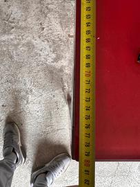 Tavolo di vetro rosso