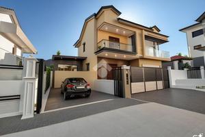 VILLA SINGOLA A TRENTOLA-DUCENTA