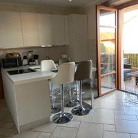 Cucina con penisola con elettrodomestici