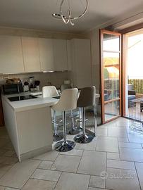 Cucina con penisola con elettrodomestici