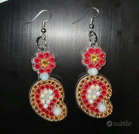 ORECCHINI VIRGOLA STRASS ORO,ROSSO,BIANCO NATALE