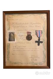 Quadro con attestato, medaglie e foto WW1