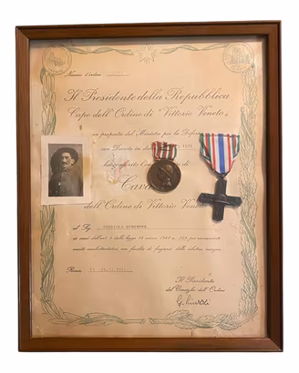 Quadro con attestato, medaglie e foto WW1
