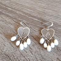 Orecchini pendenti  a forma di cuore.