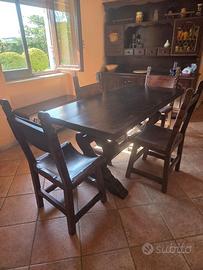 Tavolo e sedie da taverna con sedie