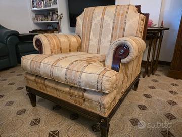 Divanetto e poltrone in stile inglese damascato