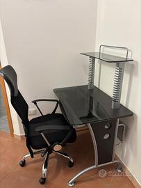 Scrivania porta computer e sedia