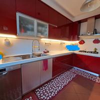 cucina con elettrodomestici