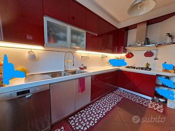 cucina con elettrodomestici