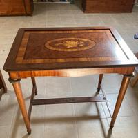 Antico tavolinetto intarsiato
