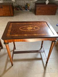 Antico tavolinetto intarsiato