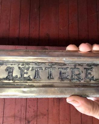 Feritoia buca lettere