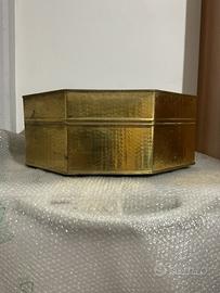 Fioriera ottagonale in ottone battuto
