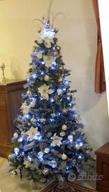 Albero di Natale innevato