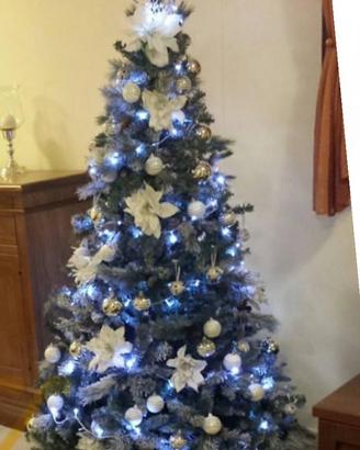 Albero di Natale innevato