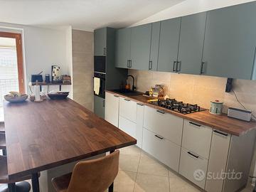 cucina completa di elettrodomestici e frigo 