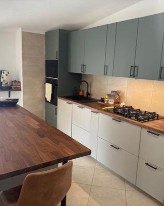cucina completa di elettrodomestici e frigo 