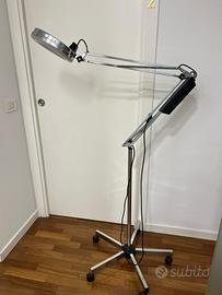Lampada con lente di ingrandimento