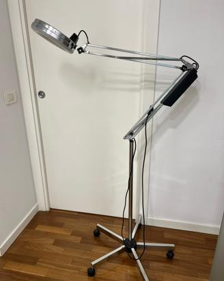 Lampada con lente di ingrandimento