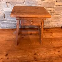 Tavolino in legno con cassetto