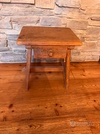 Tavolino in legno con cassetto