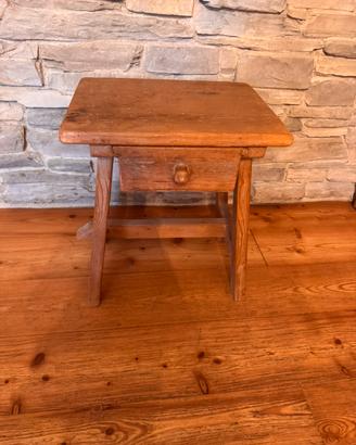 Tavolino in legno con cassetto