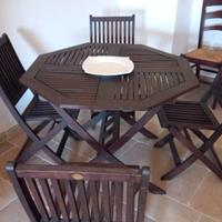 Tavolo in legno con 4 sedie