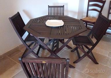 Tavolo in legno con 4 sedie