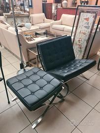 Vintage poltrona nera con pouf