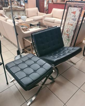 Vintage poltrona nera con pouf