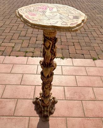 Piantana Vintage con decorazioni in rilievo.