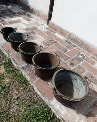 Set di cinque paioli antichi in rame