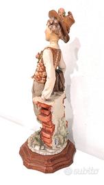 Statuina Capodimonte Design G.A. ragazzo su murett