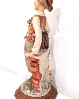 Statuina Capodimonte Design G.A. ragazzo su murett