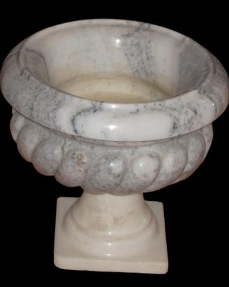 VASO A COPPA SCOLPITO IN MARMO BIANCO VENATO