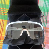 Occhiali fotocromatici elettrocromici