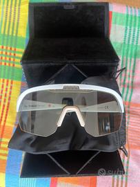 Occhiali fotocromatici elettrocromici