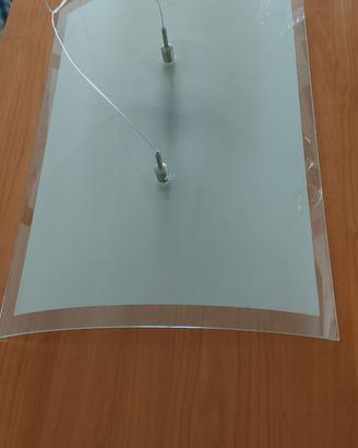 Corpo illuminante a sospensione in vetro curvo