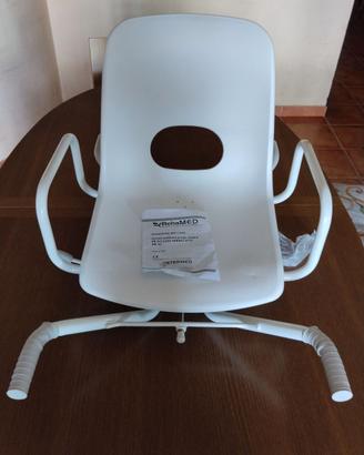 Sedia girevole per vasca da bagno.