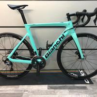 Bicicletta bianchi e road aria nuova